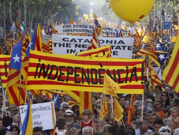 M&aacute;s de un mill&oacute;n de personas marchan por las calles de Barcelona para protestar contra la sentencia del 'Estatut'. / Reuters