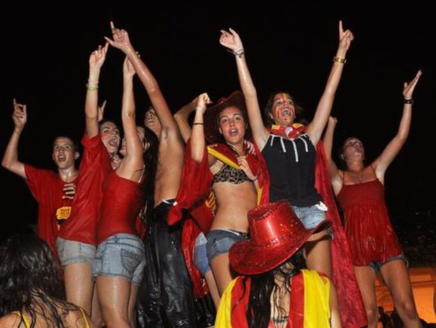 Chicos festejando en Puerta Jerez. 

Foto: Manuel G&oacute;mez