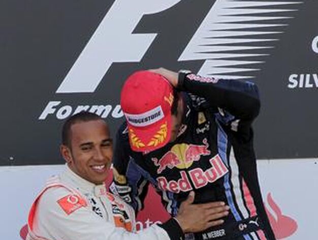 Hamilton da la enhorabuena a Webber por la victoria.