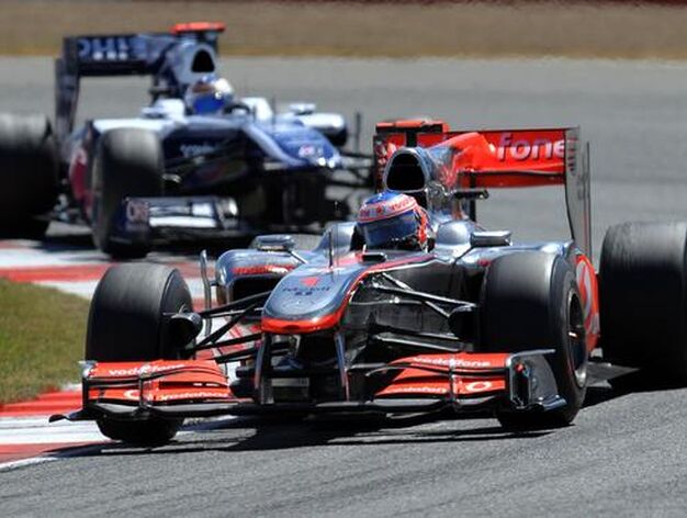 Lewis Hamilton por delante de Barrichello.