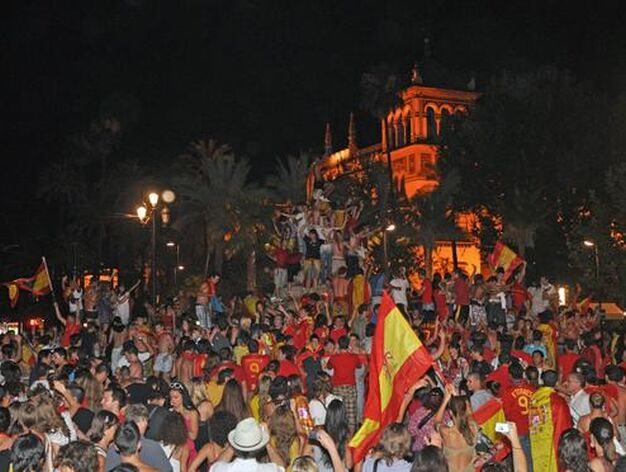 Miles de sevillanos se reunen en Puerta Jerez para celebrar la victoria espa&ntilde;ola. 

Foto: Manuel G&oacute;mez