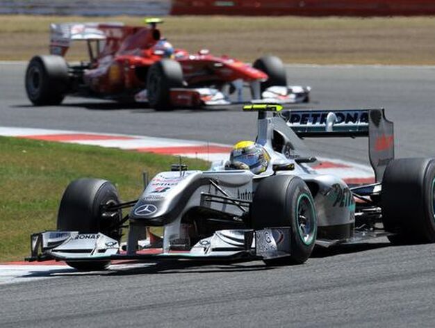 Rosberg perseguido por Fernando Alonso.