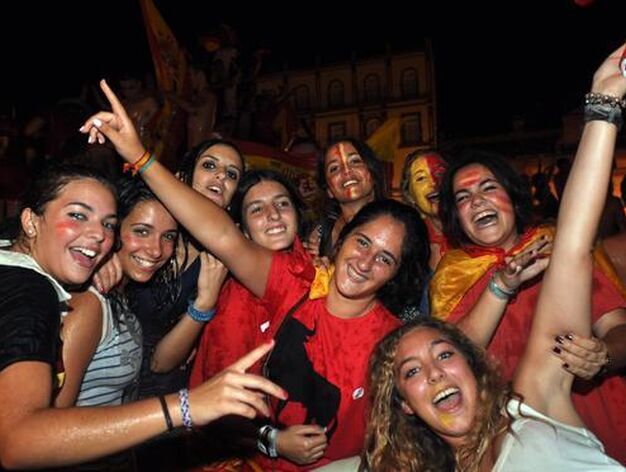 Un grupo de chicas celebra la victoria de la Selecci&oacute;n Espa&ntilde;ola. 

Foto: Manuel G&oacute;mez