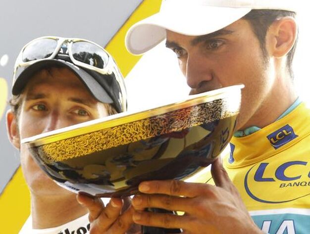 Contador besa el trofeo.

Foto: EFE/ AFP/ Reuters