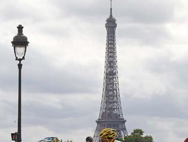 Contador pedalea ante la Torre Eiffel.

Foto: EFE/ AFP/ Reuters