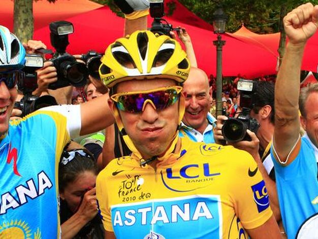 Alivio en la cara de Contador al acabar su duro Tour.

Foto: EFE/ AFP/ Reuters