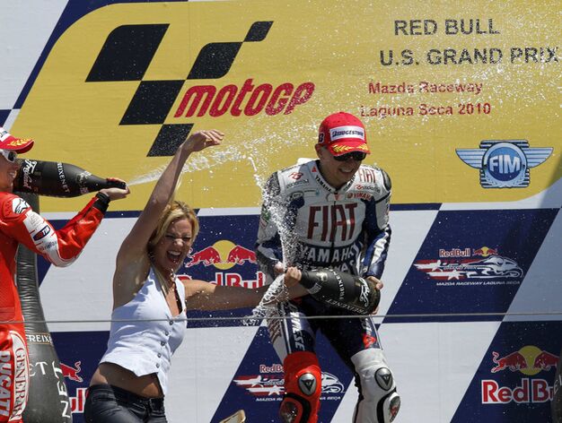 Habitual celebraci&oacute;n en el podio de Laguna Seca protagonizada por los pilotos Stoner y Lorenzo. 

Foto: DAVID ROYAL.