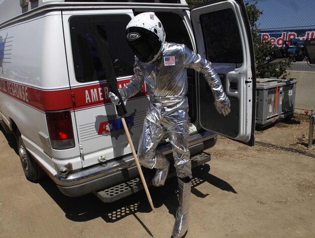 Jorge Lorenzo saliendo de una ambulancia disfrazado de astronauta tras su victoria en el circuito de EEUU.

Foto: DAVID ROYAL.