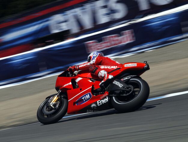 El piloto de Ducati, Casey Stoner durante la carrera de MotoGP de Laguna Seca.

Foto: DAVID ROYAL.