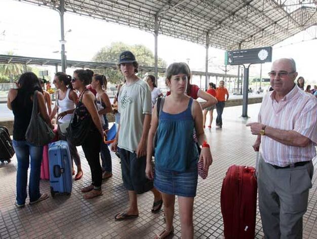 Muchos pasajeros se vieron afectados por los retrasos.

Foto: Juan Carlos Toro