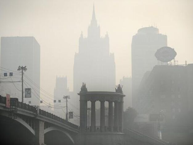 Los edificios apenas se pueden ver en Mosc&uacute; por la nube de humo y cenizas. / AFP