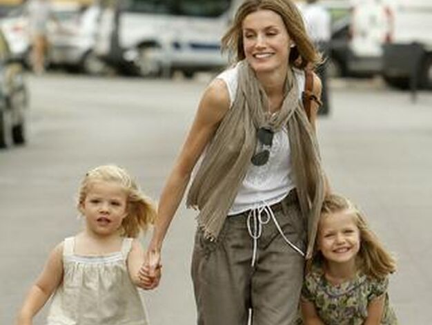 La Princesa Letizia de paseo con sus hijas. 

Foto: EFE/ BALLESTEROS