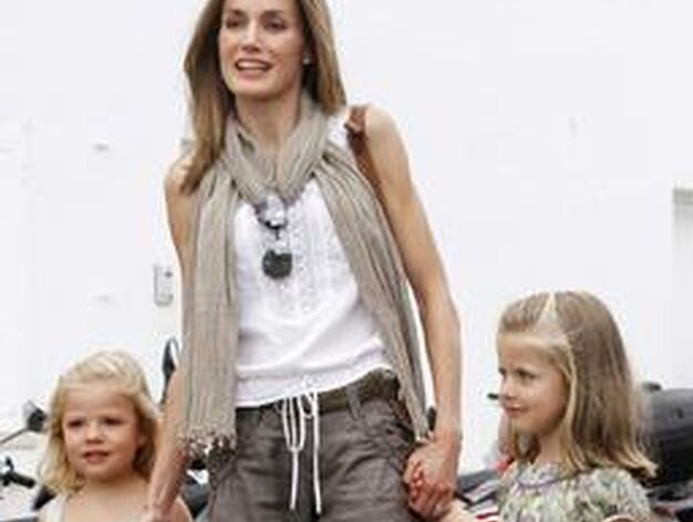La Princesa Letizia de paseo con sus hijas. 

Foto: REUTERS/ ENRIQUE CALVO