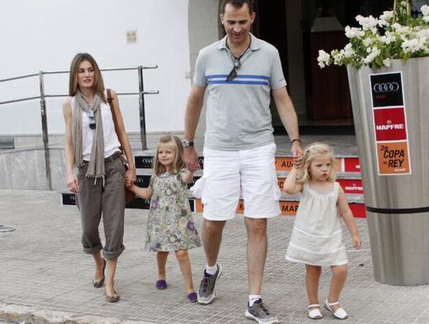 Los Principes de Asturias junto a sus hijas Leonor y Sof&iacute;a. 

Foto: REUTERS/ ENRIQUE CALVO
