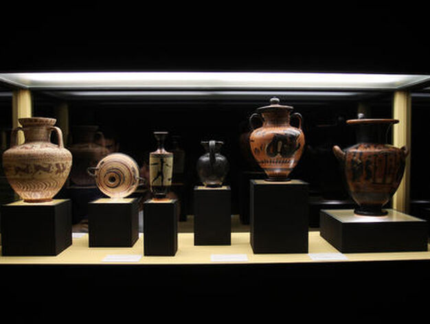 La exposici&oacute;n "El jard&iacute;n de las Hesp&eacute;rides" reune medio centenar de vasos griegos datados entre los siglos XIII y III a.C. 

Foto: MIGUE FERNNDEZ