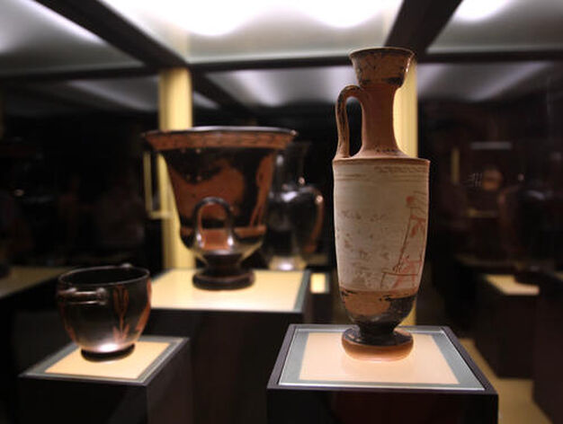 La exposici&oacute;n "El jard&iacute;n de las Hesp&eacute;rides" reune medio centenar de vasos griegos datados entre los siglos XIII y III a.C. 

Foto: MIGUE FERNNDEZ