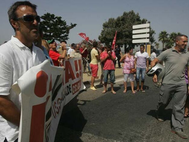 Este grupo de trabajadores municipales protestan por el impago de sus n&oacute;minas

Foto: J. M. Quinones