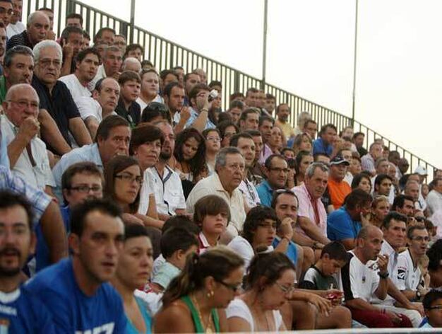 El estadio de El Palmar registr&oacute; una gran entrada con, aproximadamente, tres mil espectadores, muchos de ellos desplazados desde Jerez

Foto: Juan Carlos Toro