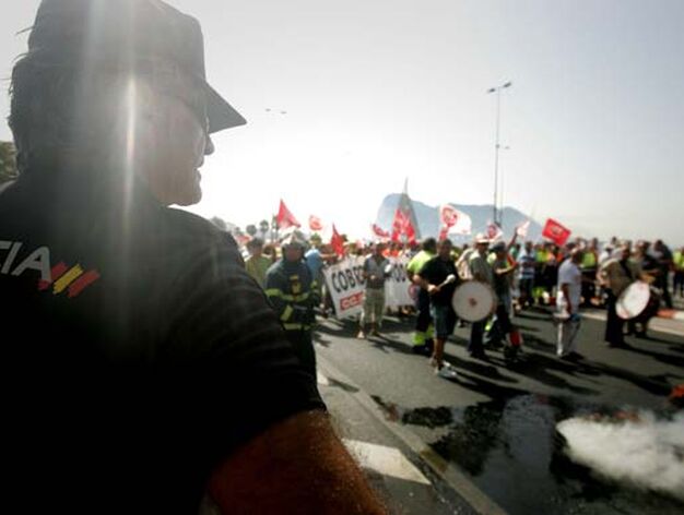 Los trabajadores municipales continuan las protestas por el impago salarial con la quema de neum&aacute;ticos

Foto: J. M. Quinones