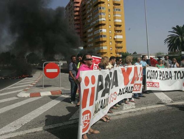 Los trabajadores municipales continuan las protestas por el impago salarial con la quema de neum&aacute;ticos

Foto: J. M. Quinones