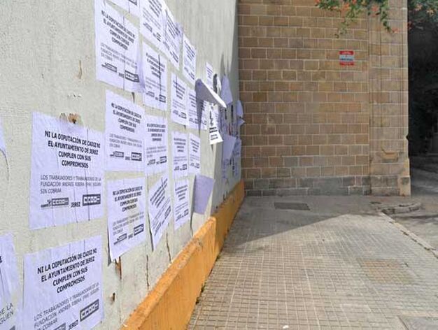 Estado que presenta la entrada al Museo, lleno de carteles

Foto: Manuel Aranda