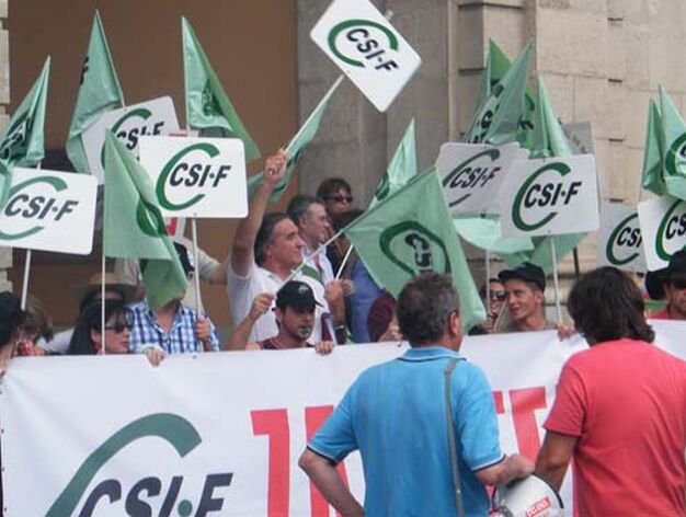 Manifestaci&oacute;n al Ayuntamiento - 02/06/2010

Foto: CSIF