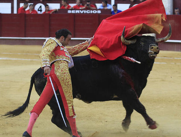 El torero Enrique Ponce en una de sus faenas.

Foto: Sergio Camacho