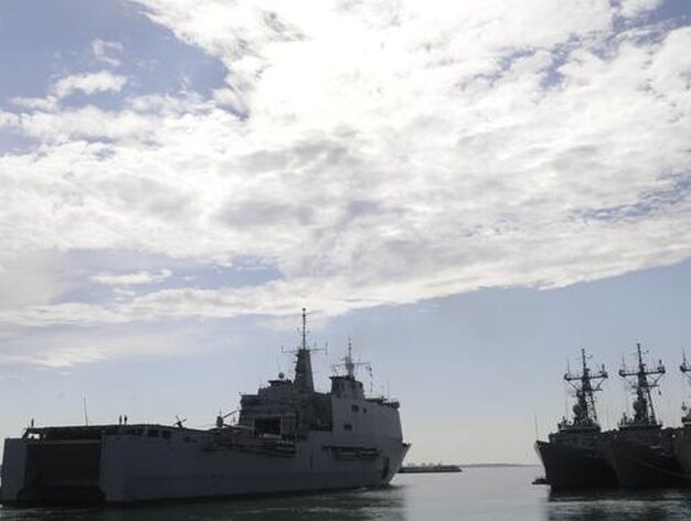 El buque Galicia parte de la Base Naval de Rota con rumbo a Somalia para sumarse a la operaci&oacute;n Atalanta. 

Foto: Borja Benjumeda