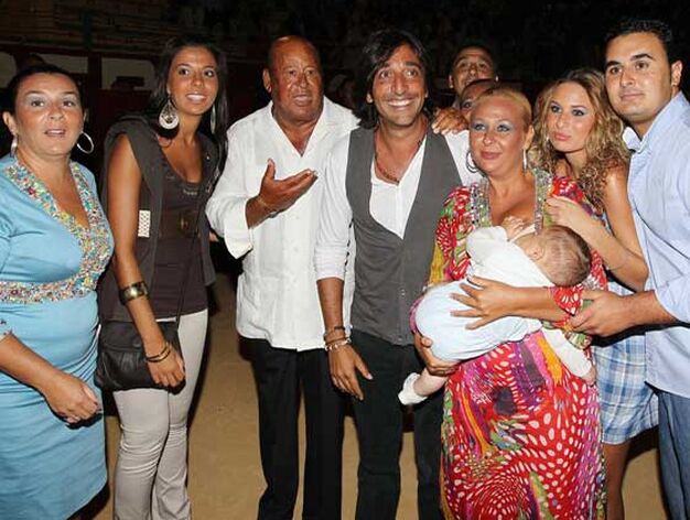 Antonio Carmona, en el centro, con Manuel Moneo y su familia.

Foto: Miguel Angel Gonzalez