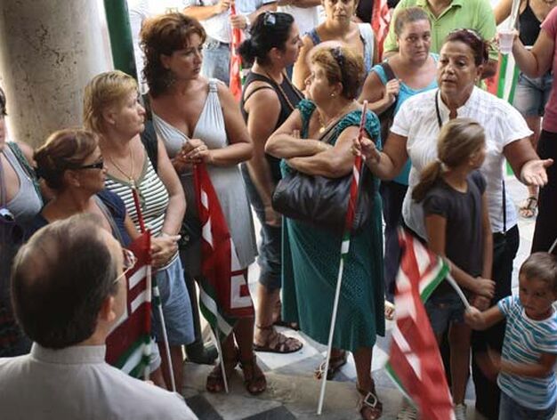 Familiares de los obreros que rehabilitaron el Hospital de San Juan de Dios piden que se les pague

Foto: Almudena Torres