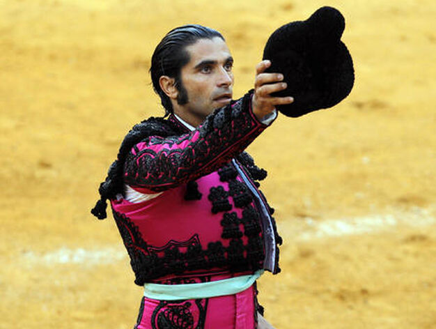 Javier Conde brinda el toro durante su actuaci&oacute;n, en la plaza de La Malagueta.

Foto: Sergio Camacho