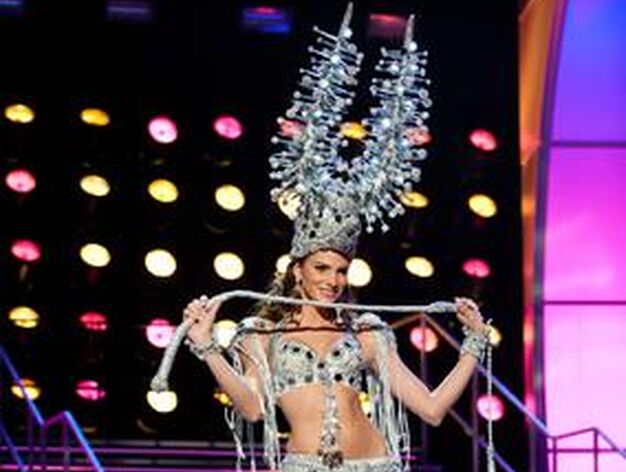 La candidata dominicana a Miss Universo 2010, Eva Arias, posa luciendo su traje nacional.

Foto: EFE