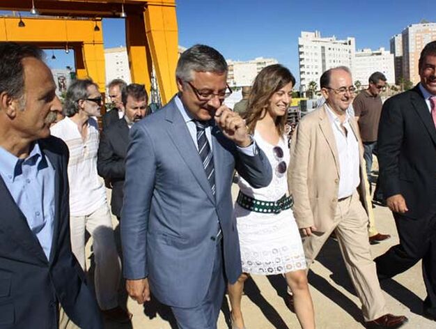 Jos&eacute; Blanco, ministro de Fomento y otras autoridades visitan las obras del Segundo Puente de C&aacute;diz

Foto: Almudena Torres