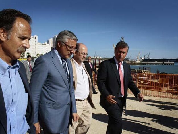 Jos&eacute; Blanco, ministro de Fomento y otras autoridades visitan las obras del Segundo Puente de C&aacute;diz

Foto: Almudena Torres