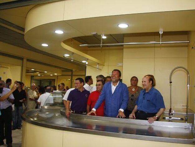 El alcalde de Sevilla, Alfredo S&aacute;nchez Monteseir&iacute;n, durante su visita al nuevo mercado de la Encarnaci&oacute;n.

Foto: Victoria Hidalgo