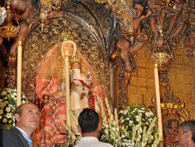 Andr&eacute;s Palop y Antonio &Aacute;lvarez depositan el ramo de flores a los pies de la Virgen de los Reyes, patrona de Sevilla.

Foto: Manuel G&oacute;mez