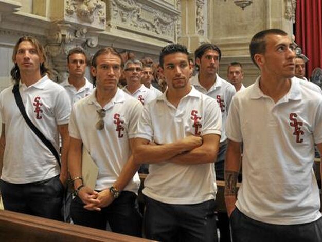 Los jugadores del Sevilla surante la misa en la Catedral.

Foto: Manuel G&oacute;mez