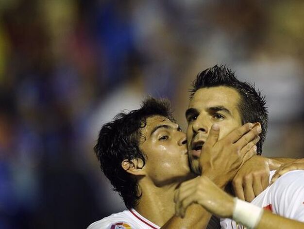 Negredo es besado por Perotti tras el segundo del Sevilla.

Foto: AFP / Reuters / EFE