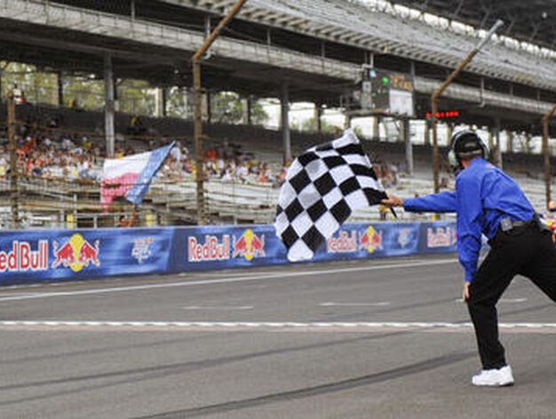 Bandera a cuadros en el Gran Premio de Indian&aacute;polis.

Foto: EFE