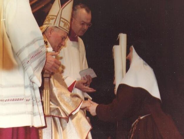 Juan Pablo II recibe a Madre Mar&iacute;a de la Pur&iacute;sima en el Vaticano.