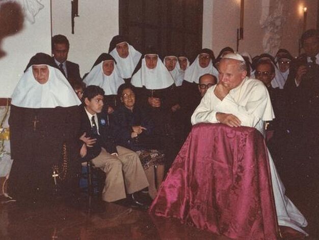 Juan Pablo II reza a Santa &Aacute;ngela en el a&ntilde;o 1982.