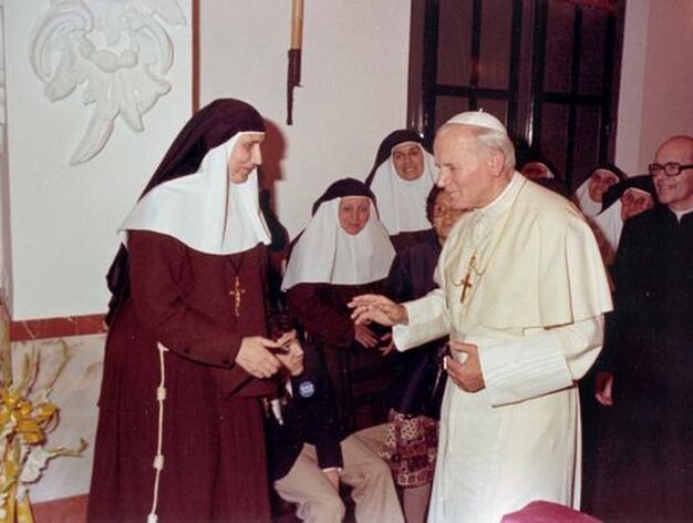 Con el Papa Juan Pablo II en el convento de las Hermanas de la Cruz cuando acudi&oacute; a la beatificaci&oacute;n de Santa &Aacute;ngela.