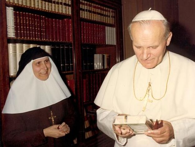 El Papa observa el libro de las memorias de Santa &Aacute;ngela de la Cruz, regalo de Madre Mar&iacute;a de la Pur&iacute;sima.