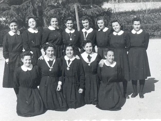 (Segunda abajo izquierda). Entrega de la medalla de la Virgen en el colegio de las Irlandesas con 17 a&ntilde;os.