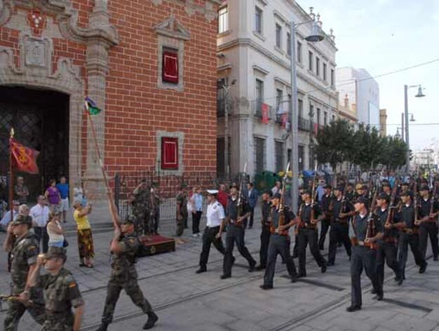 Militares y veh&iacute;culos de la Armada realizaron un ensayo previo del desfile que protagonizar&aacute;n el 24-S

Foto: Rioja