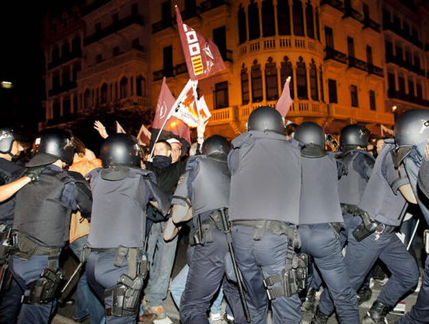 La Polic&iacute;a impide el avance de los manifestantes en la sede de Correos en Valencia.

Foto: EFE