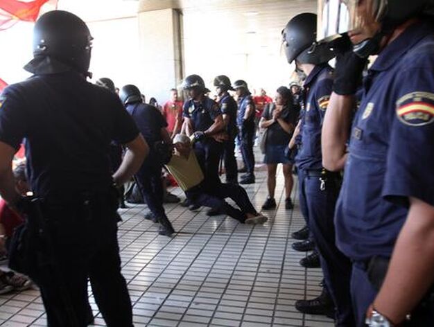 Enfrentamientos entre los piquetes y la polic&iacute;a en la entrada de El Corte Ingl&eacute;s.

Foto: Migue Fern&aacute;ndez