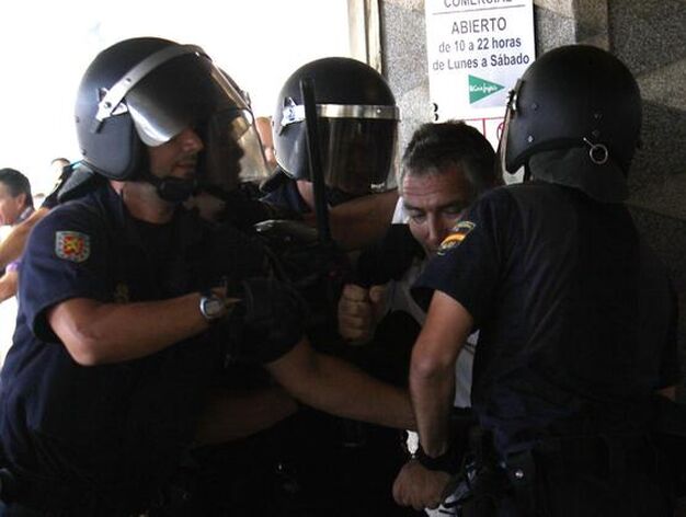 Enfrentamientos entre los piquetes y la polic&iacute;a en la entrada de El Corte Ingl&eacute;s.

Foto: Migue Fern&aacute;ndez