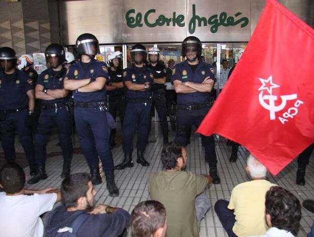 Los manifestantes hacen una sentada en la puerta de El Corte Ingl&eacute;s.

Foto: Javier Albi&ntilde;ana
