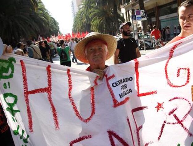 Los sindicatos recorren las calles con banderas y pancartas.

Foto: Migue Fern&aacute;ndez